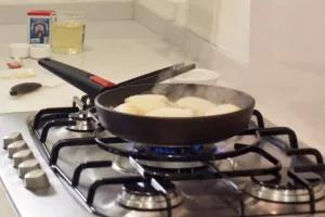 ¡Cocina como un profesional con la sartén de titanio!