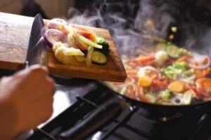Cocinando con destreza: secretos de la sartén o wok
