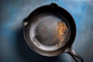 Cuidado con la sartén: quemada por fuera, pero lista para cocinar