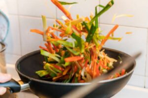 Deliciosos platos: sartén vs wok, ¿cuál es el indicado para ti?