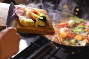 Descubre los secretos de la sartén wok: una herramienta imprescindible en la cocina asiática