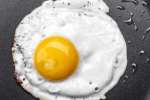 El arte de cocinar el huevo frito en la sartén