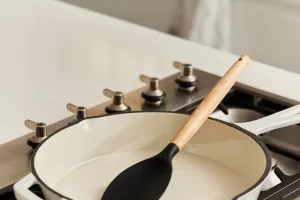 La elegante sartén blanca: un toque de estilo en la cocina