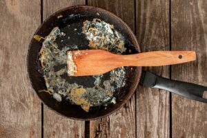 Trucos para evitar que la comida se pegue en la sartén